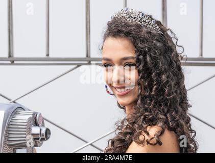 New York, Stati Uniti. 30 giugno 2023. Miss Teen USA 2022 Faron Medhi partecipa all'illuminazione cerimoniale dell'Empire State Building di New York per celebrare il 4 luglio (foto di Lev Radin/Pacific Press) credito: Pacific Press Media Production Corp./Alamy Live News Foto Stock