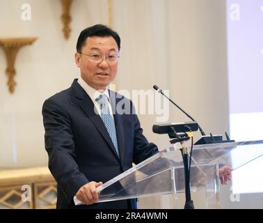 (230701) -- WASHINGTON, D.C., 1 luglio 2023 (Xinhua) -- l'ambasciatore cinese negli Stati Uniti Xie Feng parla ad un briefing per la colazione organizzato dall'Advanced Medical Technology Association (AdvaMed) su invito a Washington, DC, negli Stati Uniti, il 28 giugno 2023. Xie Feng ha detto all'evento che il nuovo viaggio della Cina non solo rinvigorirà il suo nuovo sviluppo, ma creerà anche nuove opportunità per il mondo. (Xinhua/Liu Jie) crediti: Liu Jie/Xinhua/Alamy Live News Foto Stock