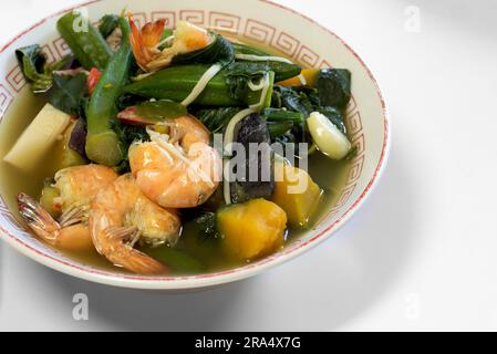 Dinengdeng, laswa, law-uy con gamberi - una zuppa di verdure filippina sana Foto Stock