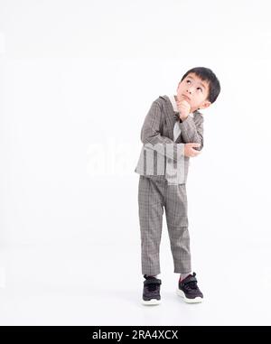 Lasciami pensare... bambini che pensano e dubitano, che fanno una scelta Foto Stock