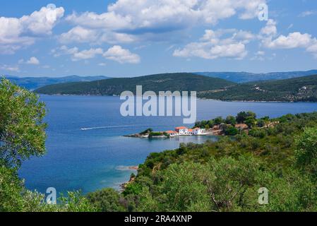 Tzasteni è un piccolo borgo pittoresco e una bellissima baia vicino alla città di Volos, Pilio meridionale, Magnessia, Tessaglia, Grecia. Rilassante vista mare da Jasteni Foto Stock