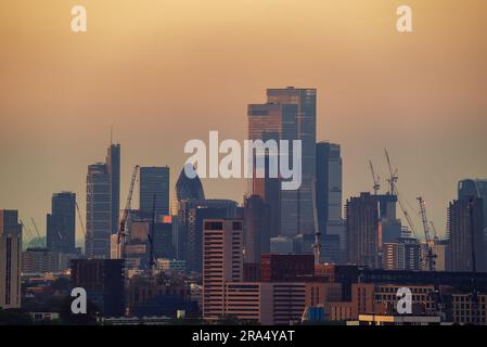 Incredibile cityscapei di Londra la mattina d'oro. Questa foto è stata scattata da Parliement Hill, il punto più alto del Regno Unito Foto Stock