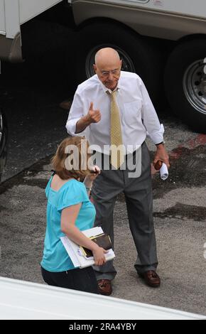 FORT LAUDERDALE -FL- 24 MARZO: (COPERTURA ESCLUSIVA), 2008: L'attore Alan Arkin riceve una mail sul set del suo nuovo film Marley & me People: Alan Arkin Credit: Storms Media Group/Alamy Live News Foto Stock