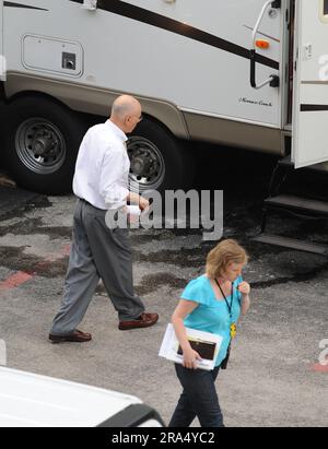 FORT LAUDERDALE -FL- 24 MARZO: (COPERTURA ESCLUSIVA), 2008: L'attore Alan Arkin riceve una mail sul set del suo nuovo film Marley & me People: Alan Arkin Credit: Storms Media Group/Alamy Live News Foto Stock