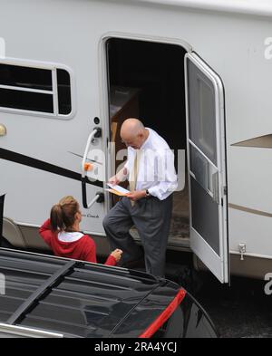 FORT LAUDERDALE -FL- 24 MARZO: (COPERTURA ESCLUSIVA), 2008: L'attore Alan Arkin riceve una mail sul set del suo nuovo film Marley & me People: Alan Arkin Credit: Storms Media Group/Alamy Live News Foto Stock