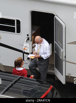 FORT LAUDERDALE -FL- 24 MARZO: (COPERTURA ESCLUSIVA), 2008: L'attore Alan Arkin riceve una mail sul set del suo nuovo film Marley & me People: Alan Arkin Credit: Storms Media Group/Alamy Live News Foto Stock