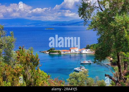 Tzasteni è un piccolo borgo pittoresco e una bellissima baia vicino alla città di Volos, Pilio meridionale, Magnessia, Tessaglia, Grecia. Rilassante vista mare da Jasteni Foto Stock