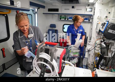 Infermiera di livello avanzato Sarah Hardwick (a sinistra) insieme all’infermiera Jayne Farrance (a destra), effettua controlli pre-partenza su un ventilatore Hamilton in un’ambulanza gestita da paramedici del South Thames Retrieval Service (STR), un servizio di terapia intensiva, Trasporto di bambini e giovani gravemente malati dagli ospedali locali alle unità di terapia intensiva pediatrica e di terapia intensiva in tutta la regione meridionale del Tamigi, tramite ambulanze appositamente attrezzate. Data immagine: Venerdì 16 giugno 2023. Foto Stock