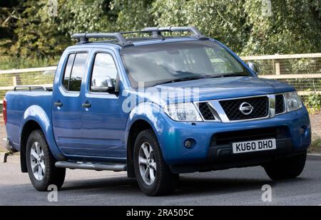 Milton Keynes, Regno Unito - 24 giugno 2023. 2010 camion NISSAN NAVARA TEKNA D C DCI 188 blu che viaggia su una strada di campagna inglese Foto Stock