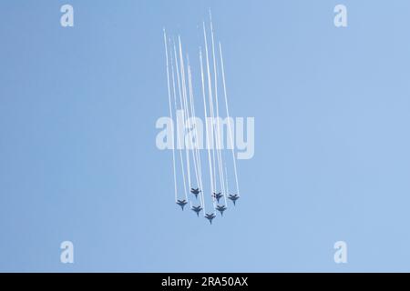 KRONSHTADT, RUSSIA - 24 GIUGNO 2023: Un frammento del programma di volo dimostrativo della squadra acrobatica Strizhi all'IMDS-2023 Naval Show Foto Stock