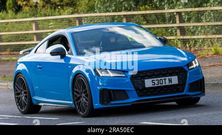Milton Keynes, Regno Unito - 24 giugno 2023. 2021 AUDI TT car blu che viaggia su una strada di campagna inglese Foto Stock