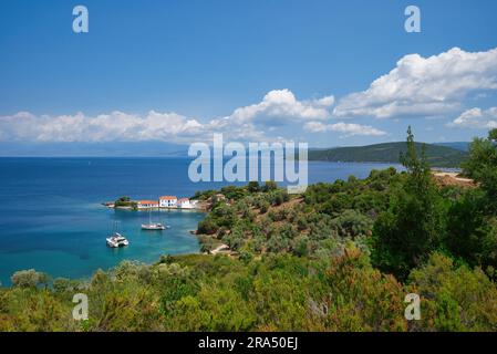 Tzasteni è un piccolo borgo pittoresco e una bellissima baia vicino alla città di Volos, Pilio meridionale, Magnessia, Tessaglia, Grecia. Rilassante vista mare da Jasteni Foto Stock