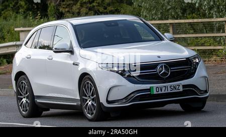 Milton Keynes, Regno Unito - 24 giugno 2023. 2021 auto elettrica MERCEDES-BENZ EQC 400 AMG LINE 4MATIC bianca che viaggia su una strada di campagna inglese Foto Stock