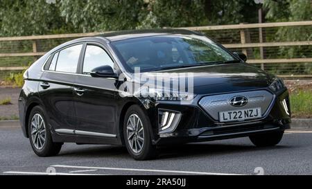 Milton Keynes, Regno Unito - 24 giugno 2023. 2022 auto elettrica HYUNDAI IONIQ PREMIUM EV nera che viaggia su una strada di campagna inglese Foto Stock