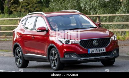 Milton Keynes, Regno Unito - 24 giugno 2023. 2019 auto rossa MG ZS che viaggia su una strada di campagna inglese Foto Stock