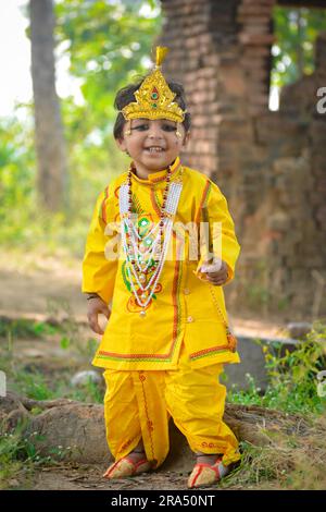 TIKAMGARH, MADHYA PRADESH, INDIA - 27 APRILE 2022: Un simpatico ragazzo indiano vestito con l'avatar di Lord Krishna. Foto Stock