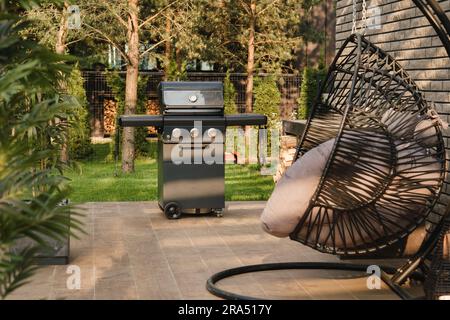 Un grande barbecue grill si trova nel cortile sulla strada della terrazza. Foto Stock