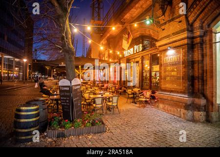 Berlino, Germania - 13 novembre 2022. Scena di strada che mostra un pub irlandese vicino al famoso Hackescher markt nel centro di Berlino. Foto Stock