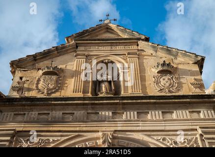 Dettaglio del portale principale del Convento di Santa Clara, nella città di Ubeda, provincia di Jaen, Spagna. Costruito nel XII secolo, è stato dichiarato n Foto Stock