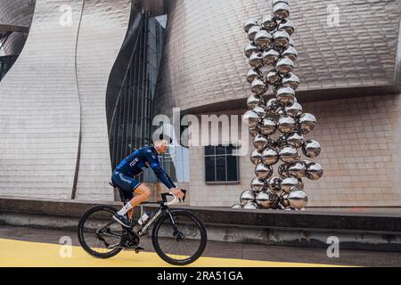 Bilbao, Paesi Baschi. 29 giugno 2023. Foto di Zac Williams/SWpix.com- 29/06/2023 - Ciclismo - 2023 Tour de France - Grand partenza: Team Presentation - Museo Guggenheim, Bilbao, Paesi Baschi - David Gaudu, Groupama FDJ. Credito: SWpix/Alamy Live News Foto Stock