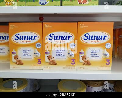 Latte SUNAR per neonati esposto sugli scaffali di una farmacia, latte in polvere  per neonati, repubblica Ceca, Praga Foto stock - Alamy