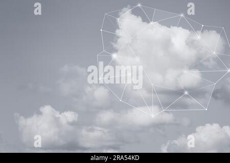 Nuvola nel cielo con struttura a reticolo del poligono della mesh. Concetto di cloud computing, networking, comunicazione e tecnologia in bianco e nero. Foto Stock