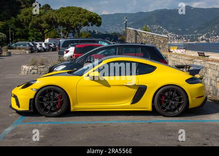 Bordeaux , Francia - 06 27 2023 : Porsche gt4 colore giallo lato moderno auto sportiva nel parcheggio pubblico sulla spiaggia Foto Stock