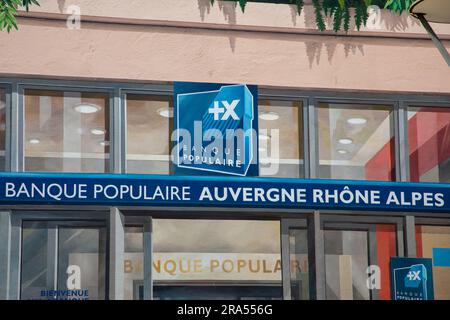 lione, Francia - 06 16 2023 : insegna Banque populaire auvergne rhone alpes logo al dettaglio segnaletica ufficio bancario agenzia di marchi francia Foto Stock