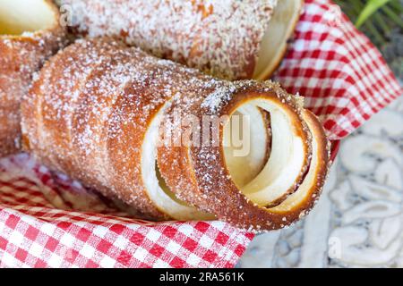 Kurtoskalacs tradizionale ungherese, chiamato anche torta camino nel cestino - macrosshot Foto Stock