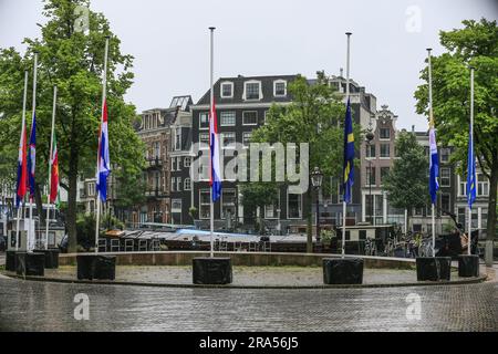 AMSTERDAM - durante Keti Koti, le bandiere dei Paesi Bassi, Suriname, Curacao, Aruba, Bonaire, Sint Maarten, Sint Eustatius e Saba sono appesi a mezz'asta sul piazzale del municipio di Amsterdam. Quest'anno ricorre il 150° anniversario della fine della schiavitù sotto il dominio olandese. ANP EVA PLEVIER netherlands Out - belgio Out credito: ANP/Alamy Live News Foto Stock