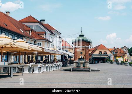 SAMOBOR CROAZIA - 1 giugno 2023: Piazza principale di Samobor, piccola città vicino Zagabria. Foto Stock