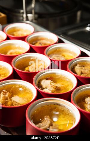 Zuppa di pollo hakka, cucina cinese cantonese alla doppia bollitura Foto Stock