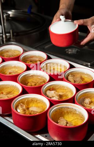 Zuppa di pollo hakka, cucina cinese cantonese alla doppia bollitura Foto Stock