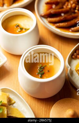 Cibo cinese, uova al vapore con salsa di soia Foto Stock