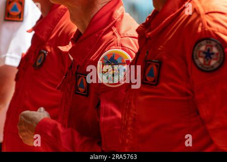 Marignane, Francia. 30 giugno 2023. I piloti indossano il nuovo simbolo della base di elicotteri Securité civile celebrazione dei 60 anni di attività presso il complesso aeronautico dell'aeroporto di Marsiglia Provence a Marignane, in Francia, il 30 giugno 2023. Credito: Abaca Press/Alamy Live News Foto Stock