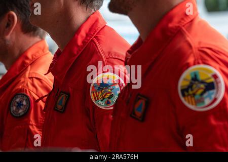 Marignane, Francia. 30 giugno 2023. I piloti indossano il nuovo simbolo della base di elicotteri Securité civile celebrazione dei 60 anni di attività presso il complesso aeronautico dell'aeroporto di Marsiglia Provence a Marignane, in Francia, il 30 giugno 2023. Credito: Abaca Press/Alamy Live News Foto Stock