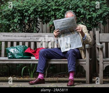 Un uomo legge il Telegraph mentre si siede su una panchina. Una storia sull'ex primo ministro Boris Johnson che rifiuta una sfida legale contro la covid è in vista durante la serie LV= Insurance Ashes test Series Second test Day 4 Inghilterra contro Australia presso Lords, Londra, Regno Unito, 1 luglio 2023 (foto di Mark Cosgrove/News Images) Foto Stock