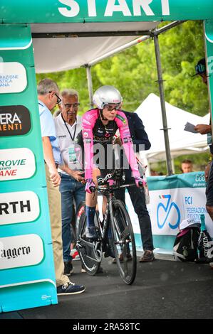 Chianciano Terme, Italia. 30 giugno 2023. ZANARDI Silvia (ITA) Team BEPINK - GOLDgiro d'Italia Women 2023. Prima tappa a Chianciano Terme. Inizio del palco durante la fase 1 - giro d'Italia femminile, giro d'Italia a Chianciano Terme, Italia, giugno 30 2023 crediti: Agenzia fotografica indipendente/Alamy Live News Foto Stock