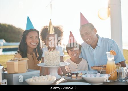 Torta di compleanno, ritratti per bambini e famiglie in estate per festeggiamenti felici, feste e genitori, amore e cura. Persone interrazziali, bambini o ragazze Foto Stock