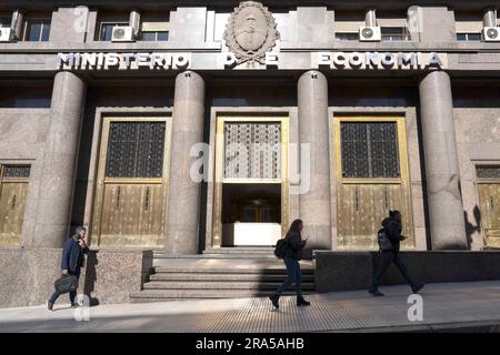 Buenos Aires. 30 giugno 2023. Questa foto scattata il 30 giugno 2023 mostra l'edificio del Ministero dell'economia argentino a Buenos Aires, Argentina. La Banca centrale dell'Argentina ha annunciato che consentirà alle istituzioni finanziarie di utilizzare lo yuan cinese, o renminbi, come valuta per la raccolta di depositi da parte di individui e persone giuridiche. Crediti: Martin Zabala/Xinhua/Alamy Live News Foto Stock