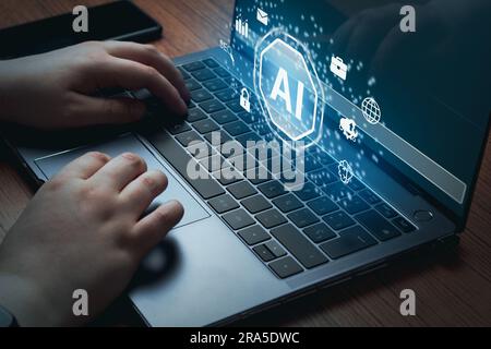 Le donne usano la potenza dell'intelligenza artificiale sui notebook. Concetto di chat ai. Intelligenza artificiale. Trasformazione tecnologica futuristica. Foto Stock