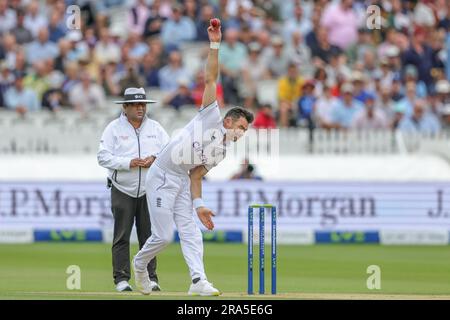 James Anderson of England consegna il suo primo pallone della giornata durante la LV= Insurance Ashes test Series secondo test Day 4 Inghilterra contro Australia a Lords, Londra, Regno Unito, 1 luglio 2023 (foto di Mark Cosgrove/News Images) Foto Stock