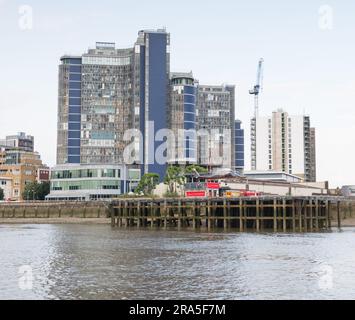 Babylon Gardens e London Heliport, Lombard Road, Battersea, Londra, SW11, Inghilterra, Regno Unito Foto Stock