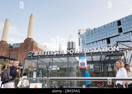 Battersea Power Station Thames Clippers TFL embarkation Point and piet, Battersea, Londra, Inghilterra, Regno Unito Foto Stock