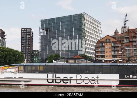 Primo piano di una Thames Clippers Uber Boat e dell'edificio dell'ambasciata americana a Nine Elms, Vauxhall, Londra, Inghilterra, Regno Unito Foto Stock