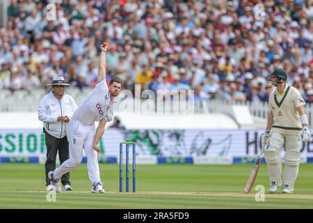 Josh Tongue of England consegna il suo primo pallone della giornata durante la LV= Insurance Ashes test Series secondo test Day 4 Inghilterra contro Australia al Lords, Londra, Regno Unito, 1 luglio 2023 (foto di Mark Cosgrove/News Images) Foto Stock