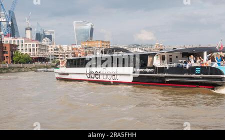 Primo piano di una barca Tamigi Clipper Uber sul Tamigi nel centro di Londra, Inghilterra, Regno Unito Foto Stock