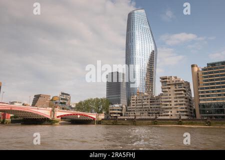 River Court West, tra One Blackfriars e Sea Containers House, Upper Ground, Southbank, Lambeth, Londra, SE1, Inghilterra, Regno Unito Foto Stock