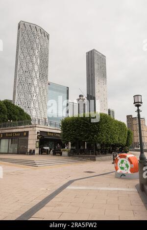 Grattacieli residenziali Landmark Pinnacle e alti blocchi di uffici accanto al Canary Wharf Pier, Marsh Wall, Canary Wharf, Londra, E14, Inghilterra, Regno Unito Foto Stock