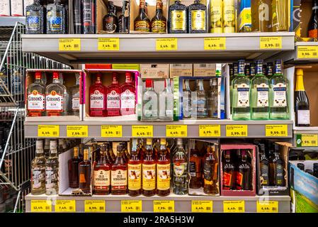 italia - 15 giugno 2023: Bottiglie di whisky borbonico, schoth whisky e gin e rum in scatole di cartone aperte in vendita a prezzi bassi in sconti s Foto Stock